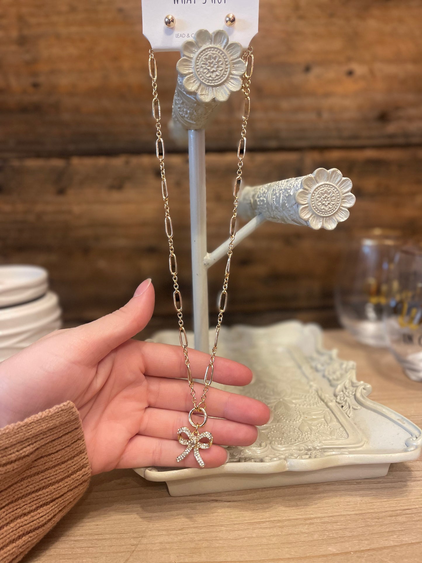 Bow necklace on decorative link chain