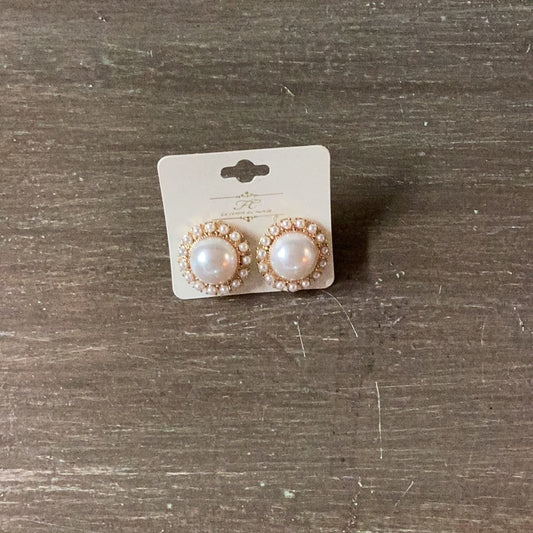 SIMPLE PEARL STUD EARRING